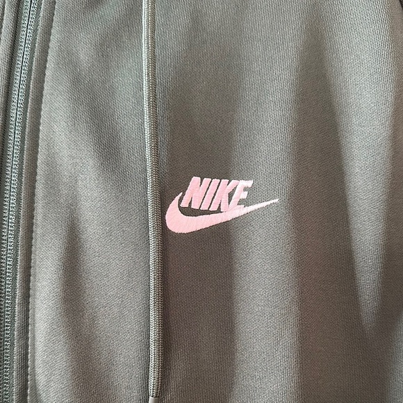 Nike Green Windbreaker with White and Burgundy Stripes - Picture 3 of 6